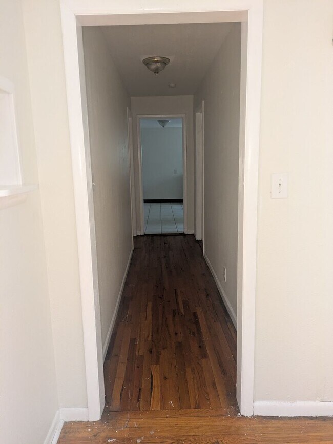 Building Photo - 3017 E 8th St