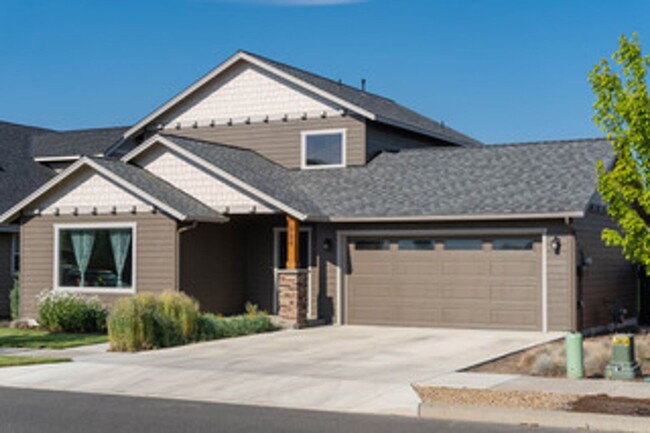 Primary Photo - 3 Bedroom /2.5 bath in Prineville's Iron H...