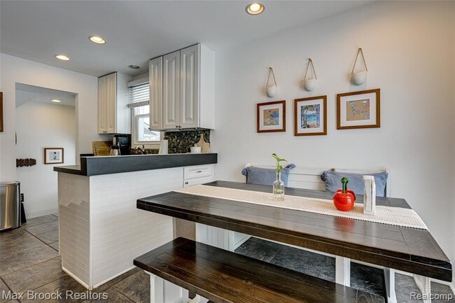 Building Photo - 1460 Cole St