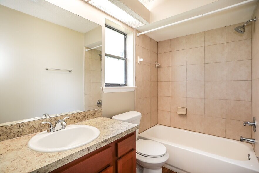 Building Photo - 3413 Deerfield Pointe Dr