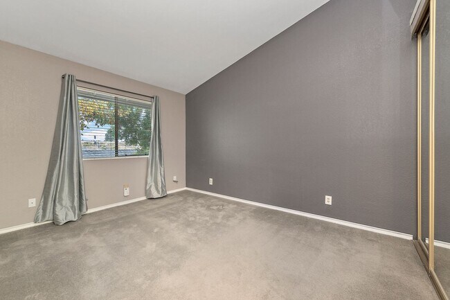 Building Photo - 2Bd/2Bth Condo, hardwood floor, balcony
