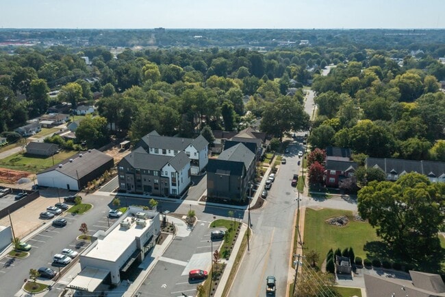 Building Photo - 2 BR 2.5 BA- Downtown Greenville Townhome-...
