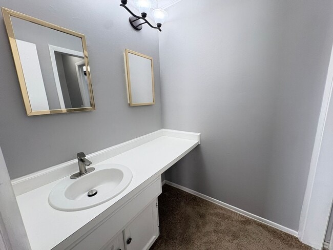 Building Photo - 3 Bedroom, 2.5 Bathroom Condo in High Point!