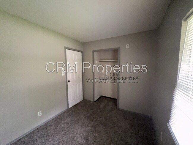 Building Photo - 212 Southlea Dr
