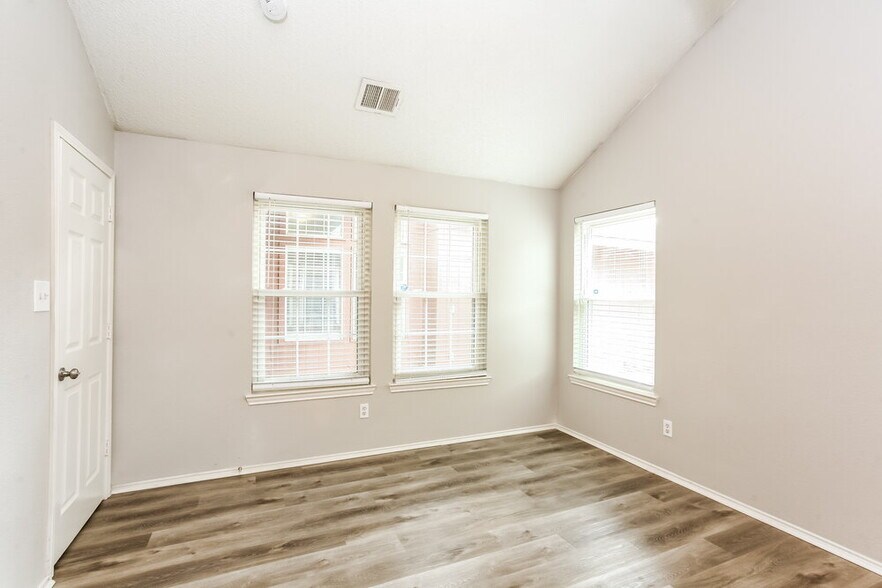 Building Photo - 7026 Lo Chalmers Ln