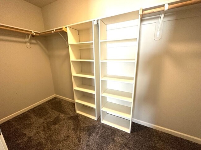 Building Photo - $2,295 Fowler & Belmont, 3 Bed - E. Peruna Way, Fresno - Gated Community & Pool