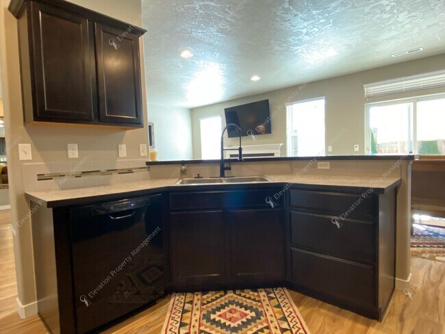 Building Photo - **UNFURNISHED**Beautiful Single-Level 3BR ...