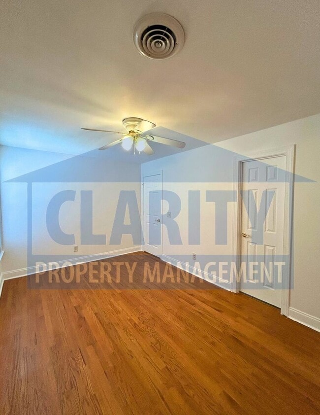 Building Photo - Beautiful three bedroom home in North Clev...