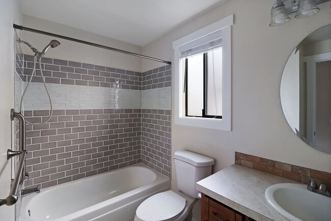 Building Photo - 3 Bed 2 Bath - Pet Friendly - NAS Whidbey