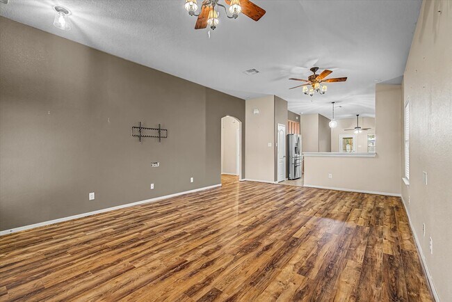 Building Photo - 630 W Newport Bend