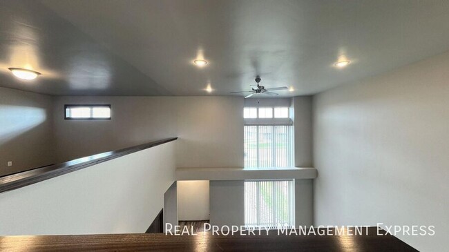 Building Photo - Modern 3 Bed, 2.5 Bath with Loft | Located...
