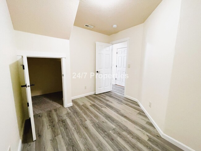 Building Photo - 3 BD | 2.5BA + HUGE Bonus Room & Office! *...