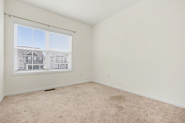 Building Photo - Spacious and Well Maintained Townhome in Austin Creek