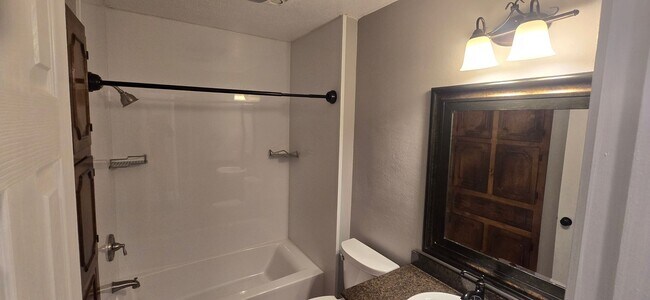 Building Photo - 3 Bedroom 2 Bathroom in Greenacres (N Bossier)