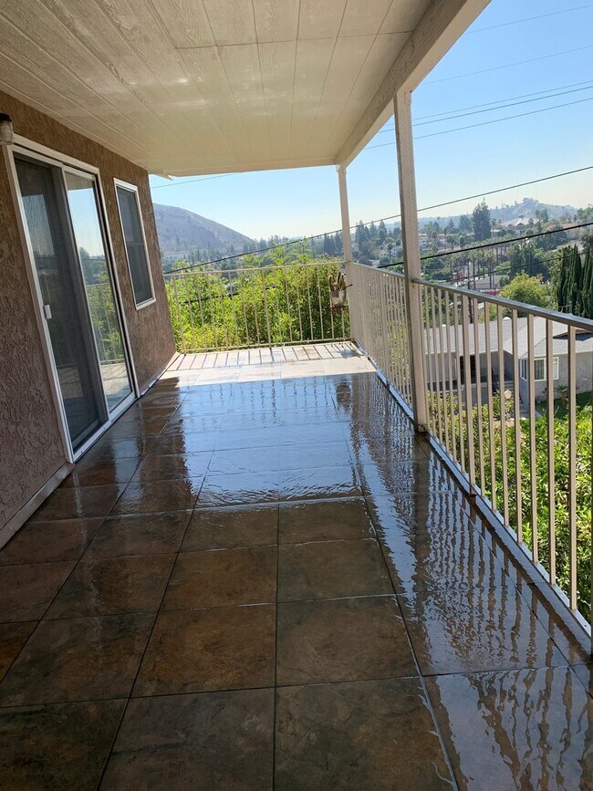 Building Photo - Glendale Hills traditional with fabulous views