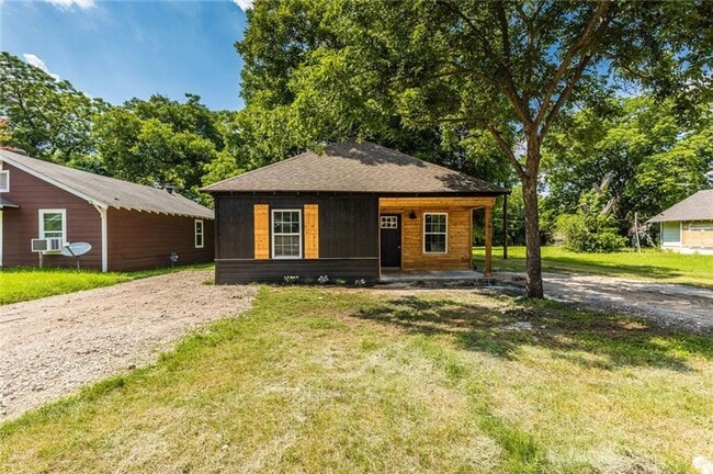 Building Photo - Beautifully remodeled single family home, ...