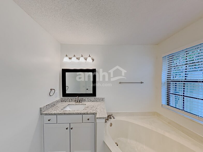 Building Photo - 7546 Fawn Lake Dr N