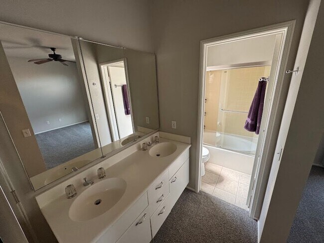 Building Photo - Welcome to this stunning 3-bedroom, 2.5-ba...