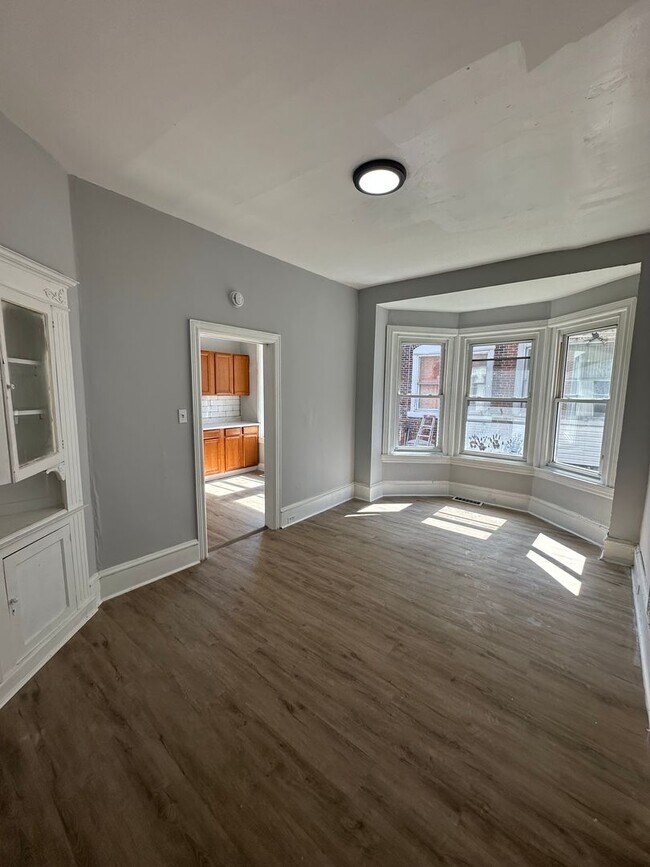 Building Photo - LARGE 4 Bed, 1.5 Bath ready for rent!