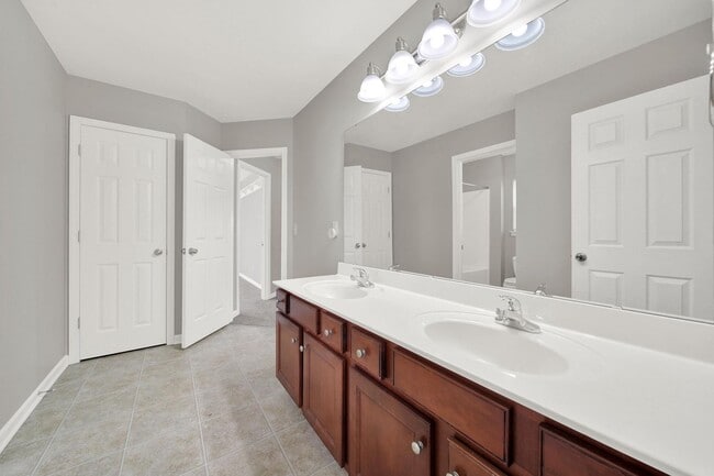 Building Photo - Stunning 6 Bed 3.5 Bath Home in Davidson!