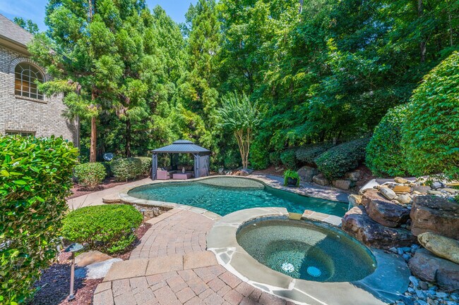 Building Photo - 1008 Medinah Ct
