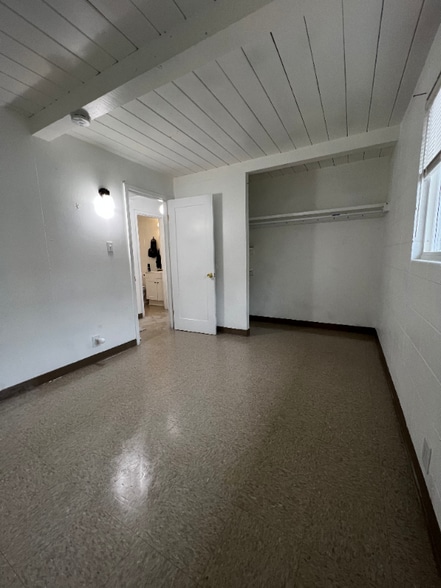 Building Photo - 927 S Thorne Ave