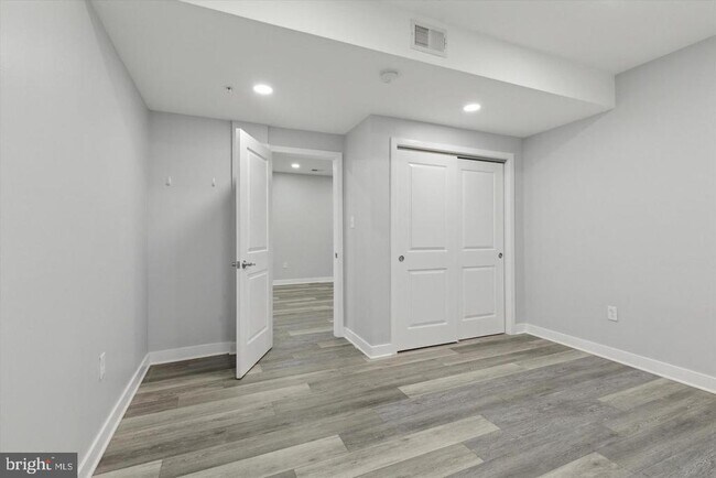 Building Photo - 10 Ladbroke Dr