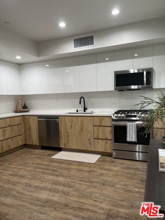 Building Photo - 124 S Croft Ave