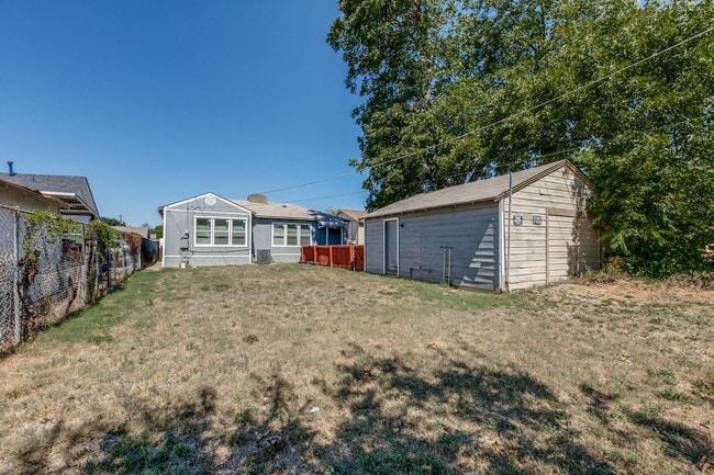 Building Photo - 3-BEDROOM HOME IN HIGHLAND PARK