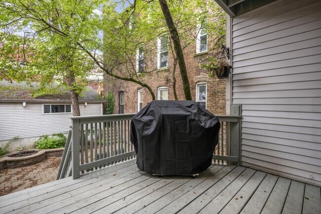 Building Photo - 5 bedroom in Chicago IL 60614