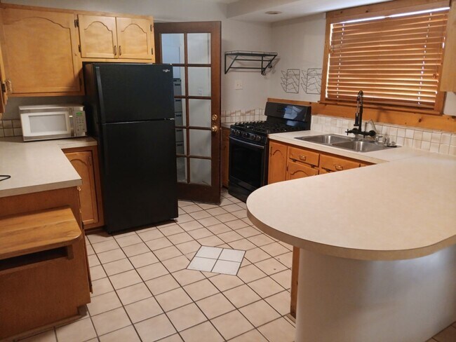 Building Photo - 3 Bedroom, 2 Bathroom Home! Schedule a Showing Soon!