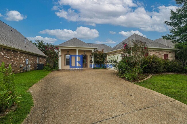 Building Photo - 3 Bed/2 Bath Home in Provonce Park of Brandon