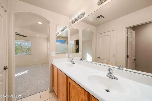 Building Photo - 4 bed/3bath in desirable Paseo Del Rio Community