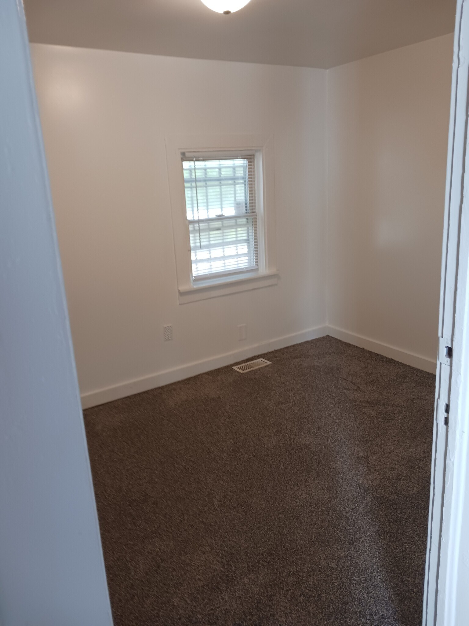 Building Photo - 812 W Main St