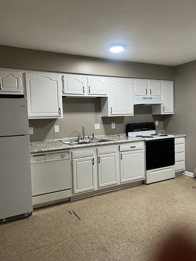 Building Photo - 5907 Staughton Dr