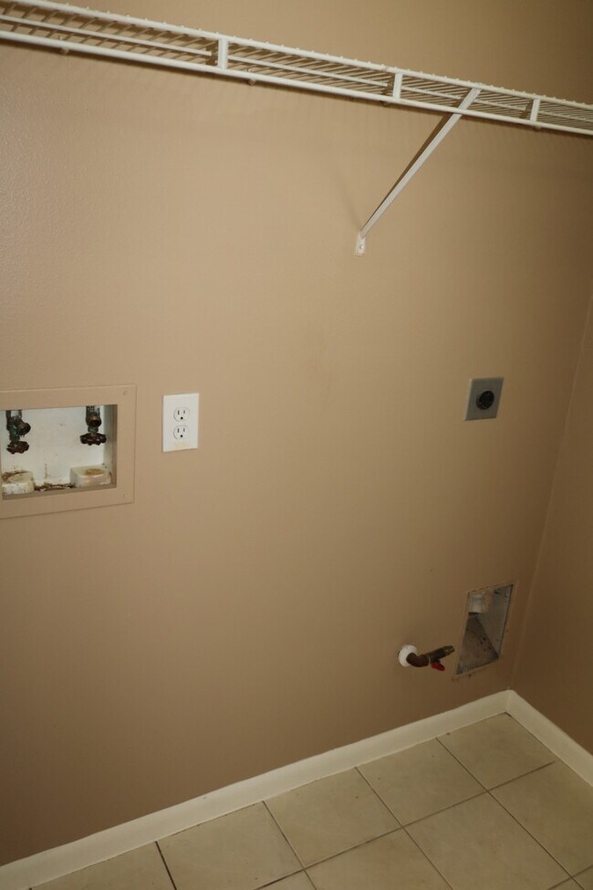 Building Photo - 5911 S Brenwood Dr