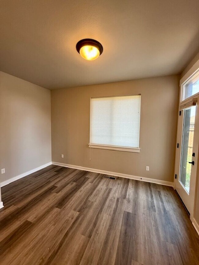 Building Photo - Beautiful 3-Bedroom Townhome in Purcell La...