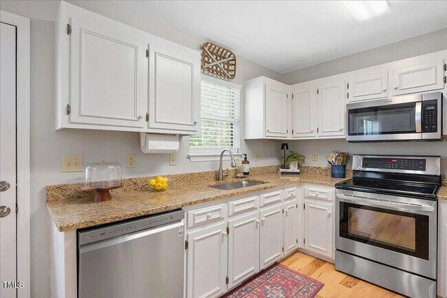 Building Photo - 3 Bedroom Home in Heart of Raleigh!