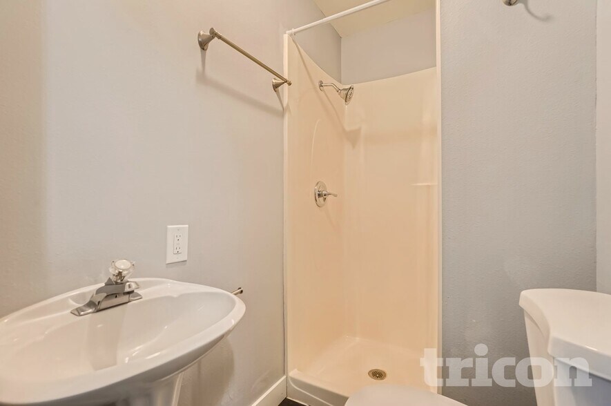 Building Photo - 711 Le-Lou-Wa Pl NE