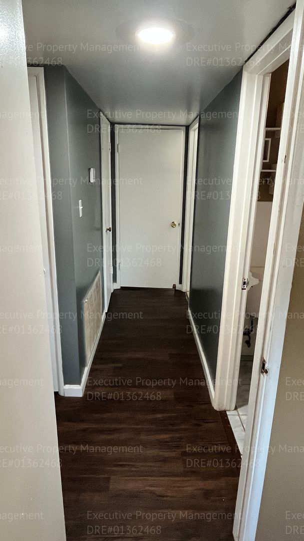 Building Photo - 3 bedroom/ 1.5 bathroom home with a detach...