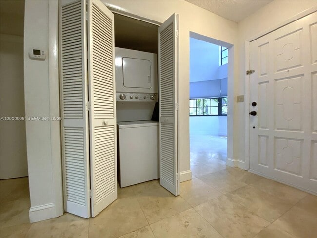 Building Photo - 3054 Center St