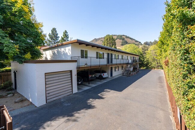 Building Photo - Renovated 2 Bedroom 1 Bath Unit