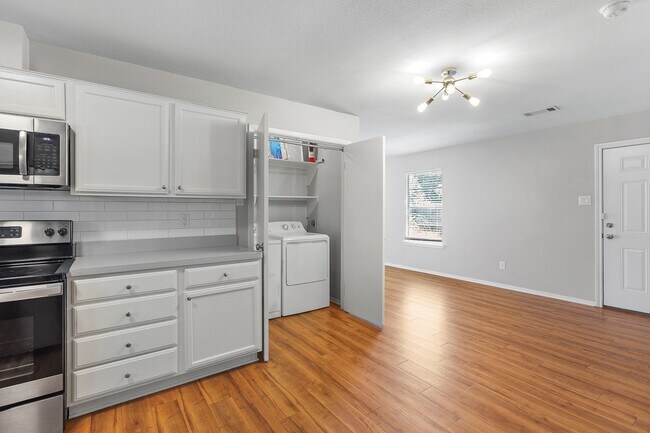 Building Photo - 1208 Hillyer St