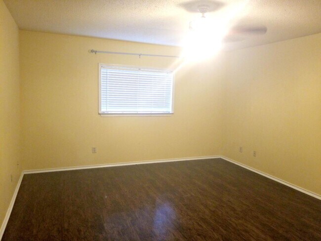 Building Photo - 12019 Vintage Point