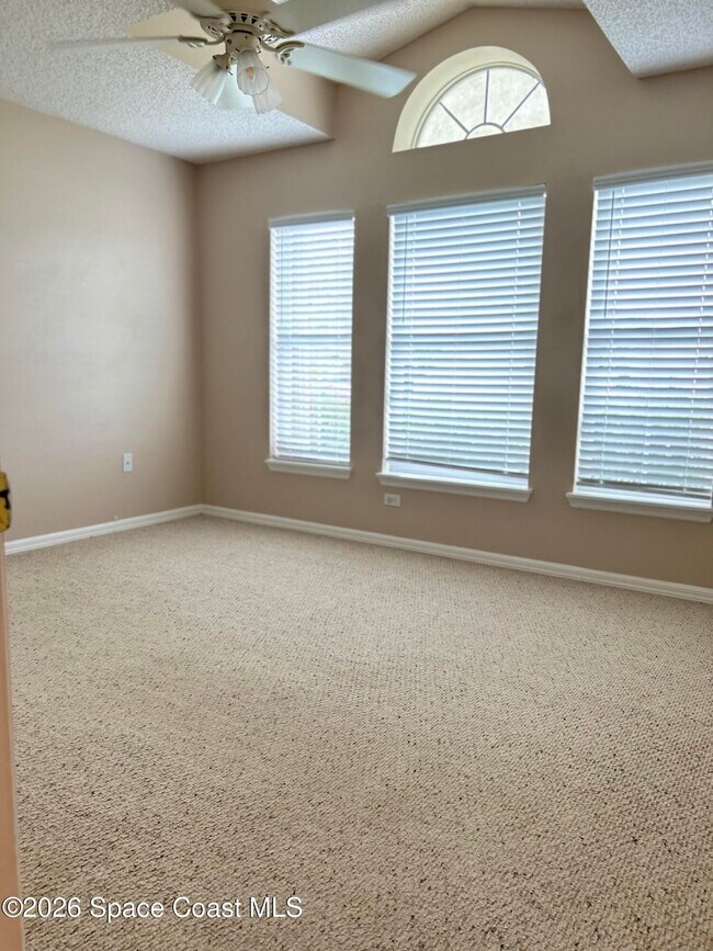 Building Photo - 3865 La Flor Dr