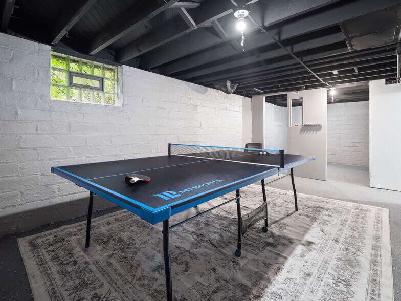 Building Photo - 2010 Chesterland Ave