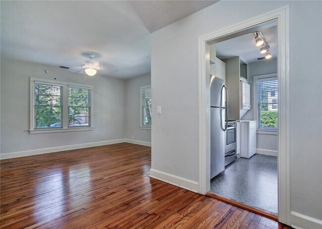 Building Photo - 404 S Westland Ave