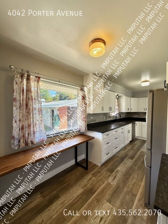 Building Photo - 4042 Porter Ave