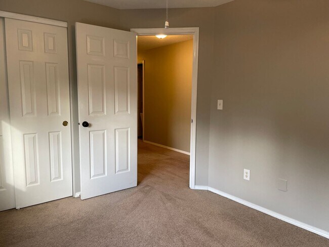 Building Photo - HALF MONTH FREE OF RENT Spacious 5 Bedroom Home! Granite Counters! Pet friendly! Tons of Room for...