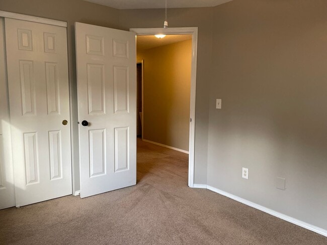 Building Photo - Spacious 5 Bedroom Home! Granite Counters! Pet friendly! Tons of Room for Entertaining!